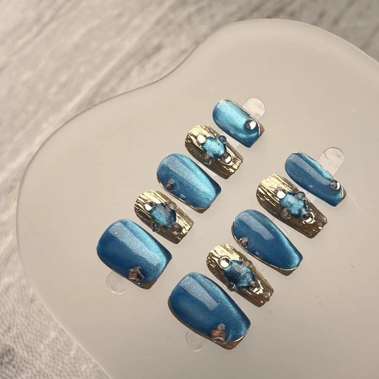 Blue Edge-lit Cat-eye Buccellati Press on Nail - Laura MarlaPress on Nail